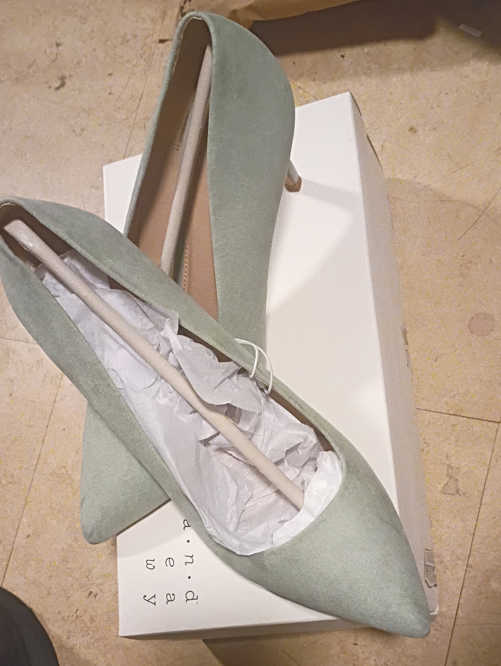 Women's Pointed Toe Mid Heel Pumps in Sage Green